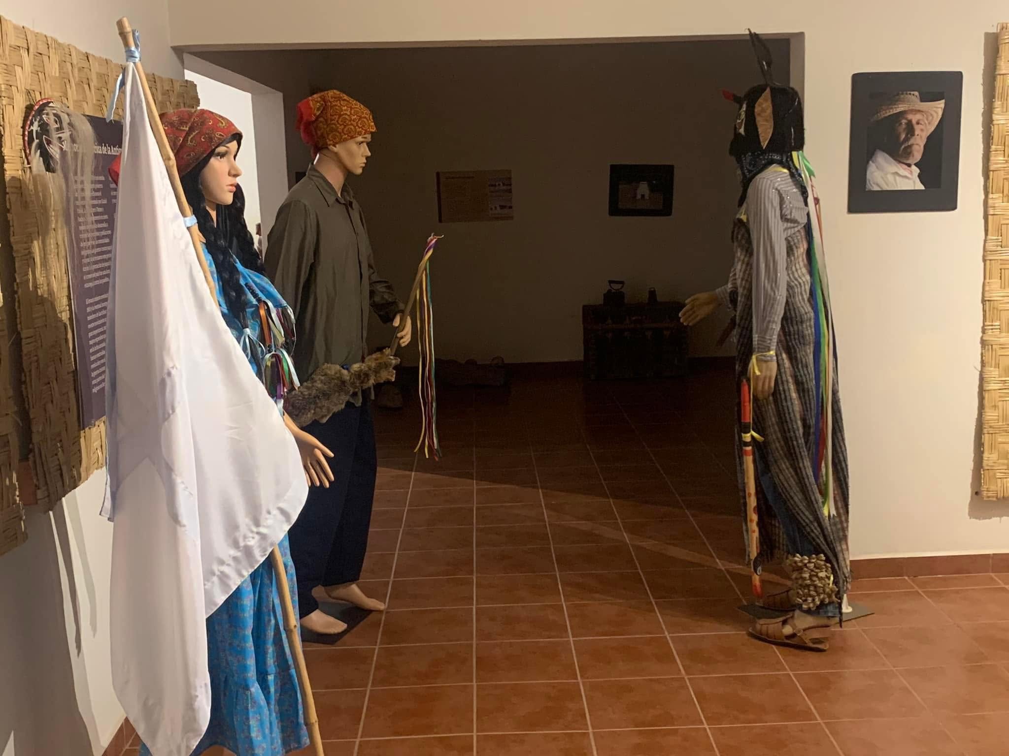 figuras dentro del museo